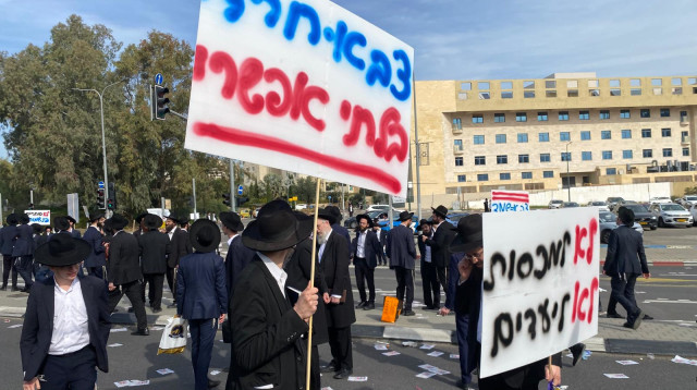 הפגנת חרדים בלשכת הגיוס בתל השומר (צילום: אבשלום ששוני)