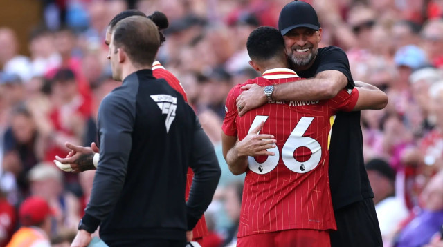 יורגן קלופ מאמן ליברפול עם טרנט אלכסנדר ארנולד (צילום: אימג'בנק  GettyImages, Clive Brunskill)