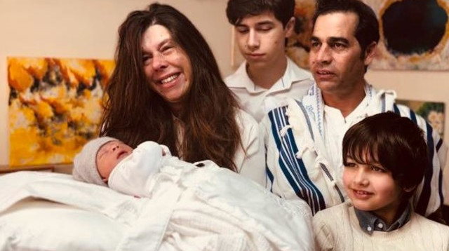 וייקרא שמו בישראל - ג'ון, אביב גפן, ילדיו ואשתו בטקס ברית המילה (צילום: אלון לוין,באדיבות איציק אוחנה כיכר השבת)