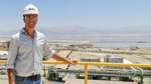 יניב קבלק באתר בים המלח (צילום: יח"צ)