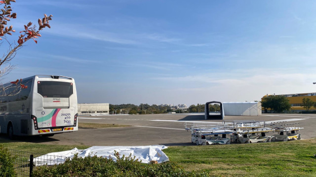 מנחת מסוקי החטופים. מצד ימין: המאהל הענק שיחבר את החטופים ישירות לאגף האשפוז (צילום: אבשלום ששוני)