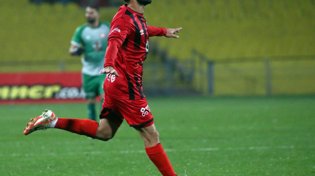 שגיא דרור שחקן הפועל רמת גן חוגג שער (צילום: אודי ציטיאט)