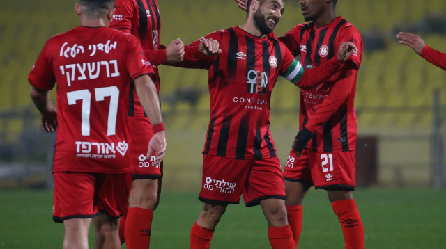 שחקני הפועל רמת גן חוגגים עם שגיא דרור (צילום: אודי ציטיאט)