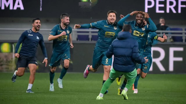 שחקני בני ריינה חוגגים עם אזקיאל הנטי (צילום: אריאל שלום)