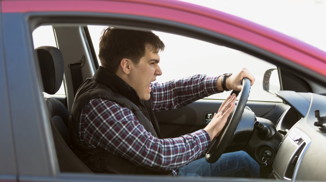 אדם עצבני ברכב (צילום: אינגאימג')