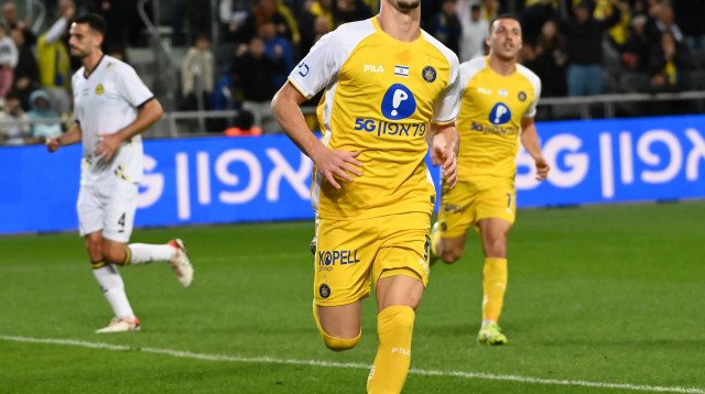 דור תורג'מן שחקן מכבי תל אביב חוגג שער (צילום: ברני ארדוב)