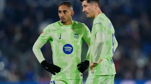 מה עובר עליהם בליגה? לבנדובסקי וראפיניה (צילום: GettyImages, Diego Souto)