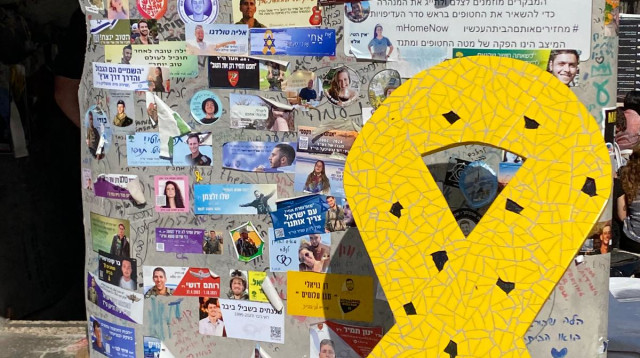 כיכר החטופים לקראת שובן של שלוש החטופות - רוני, דורון ואמילי (צילום: אבשלום ששוני)