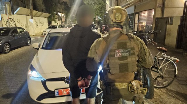 מעצר שב"ח שהועסק בסנדר בר יין (צילום: דוברות המשטרה)