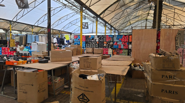 פשיטה על השוק בראש העין (צילום: דוברות המשטרה)