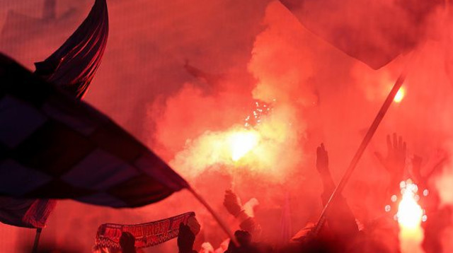 אוהדי המבורג פירוטכניקה (צילום: Selim Sudheimer)