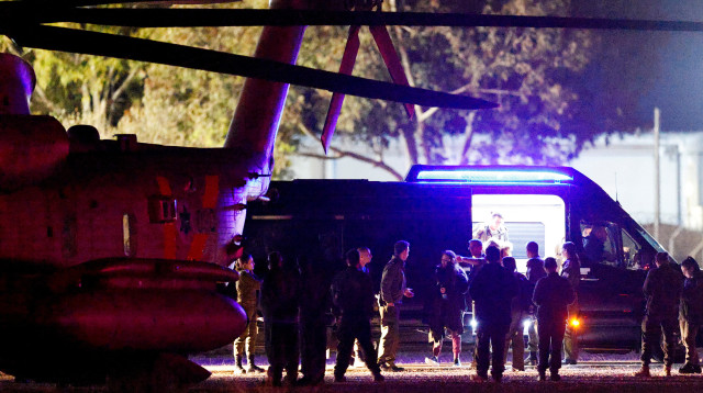 החטופות לאחר שחרורן משבי חמאס (צילום:  REUTERS/Amir Cohen)