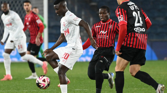 קינגס קאנגווה שחקן הפועל באר שבע לצד סדריק דון שחקן הפועל ירושלים (צילום: ברני ארדוב)