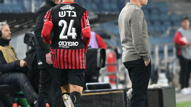 גיא בדש שחקן הפועל ירושלים לצד רן קוז'וך מאמן הפועל באר שבע (צילום: ברני ארדוב)