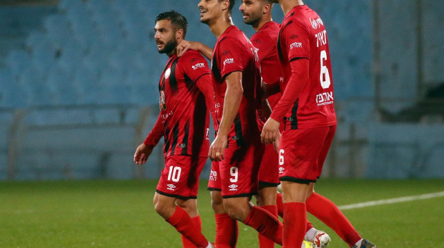 שחקני הפועל רמת גן חוגגים עם שגיא דרור (צילום: אודי ציטיאט)