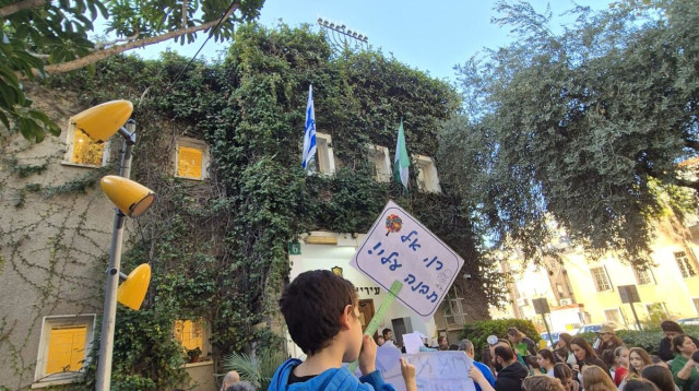 מחאת ההורים בבית הספר גורדון בגבעתיים (צילום: הנהגת ההורים בבית הספר גורדון)