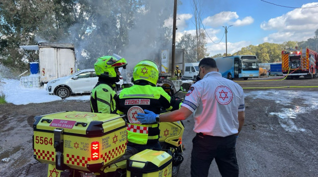 השריפה בצומת סירקין בפתח תקווה (צילום: תיעוד מבצעי מד"א)