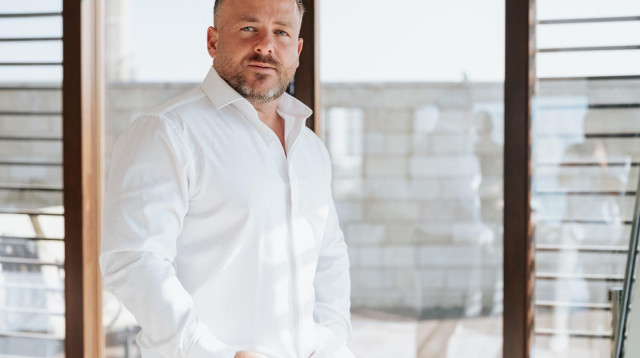 אלמוג מימון - האיש שהפך את עולם הפיננסים לאומנות (צילום: יח"צ)