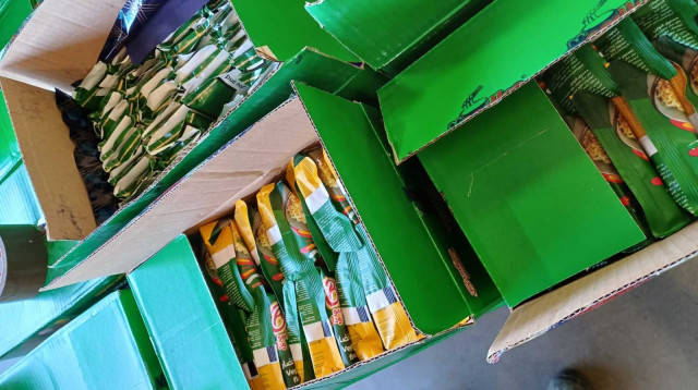 הברחת טבק בתוך נודלס (צילום:  דוברות רשות המסים)