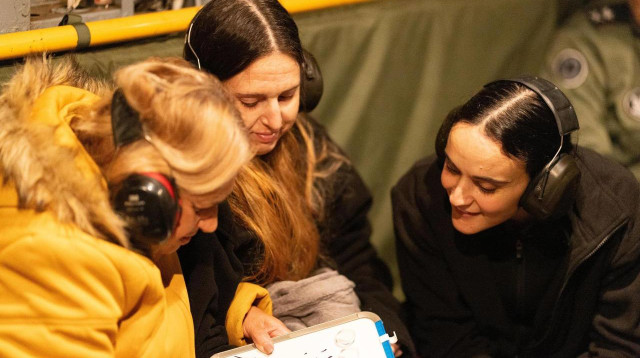 אמילי דמארי ודורון שטיינברכר במסוק (צילום: דובר צה"ל)