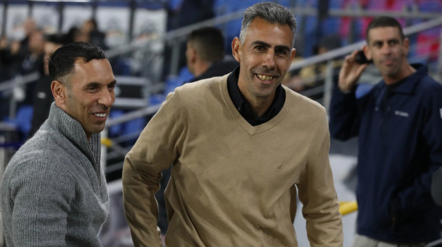 אלירן חודדה מאמן עירוני טבריה עם אסף נימני מאמן הפועל חדרה (צילום: שלומי גבאי)