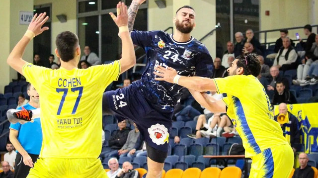 לידור פסו שחקן מ.כ. חולון מעל עומרי קושמרו, אורי כהן שחקני מכבי ראשון לציון (צילום: אתר רשמי, אגם לוי)