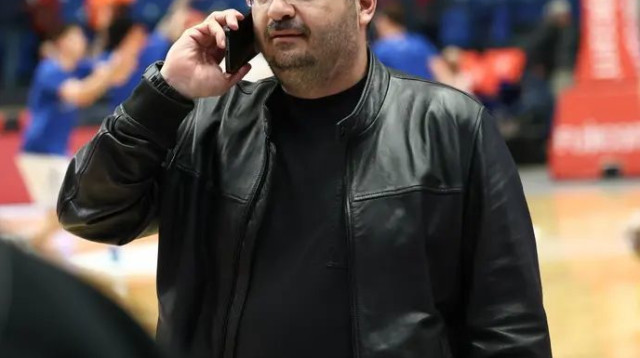 חזרו לשטוף את המגרש, לשמחתו של בעל הבית. עופר ינאי (צילום: דני מרון)