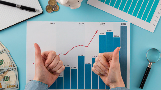 השקעות לעצלנים: תנו לכסף שלכם לעבוד בזמן שאתם שוכבים על הספה (צילום: השקעות לעצלנים)