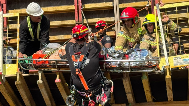 חילוץ הפועל מהאתר סמוך לצומת אלוף שדה (צילום: כבאות והצלה)