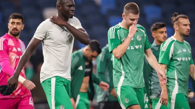 לא יוכלו לשתף פעולה גם בגביע בשלישי. אולכסנדר סירוטה עם עבדולאי סק שספג צהוב חמישי (צילום: מאור אלקסלסי)