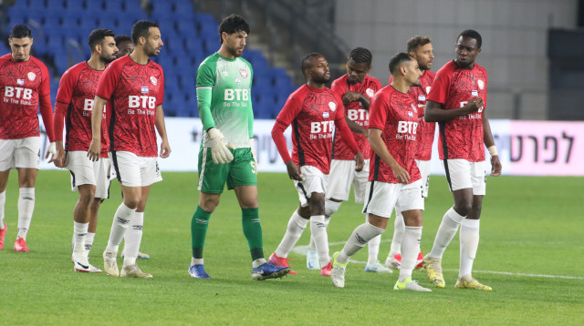 שחקני הפועל חדרה (צילום: שלומי גבאי)