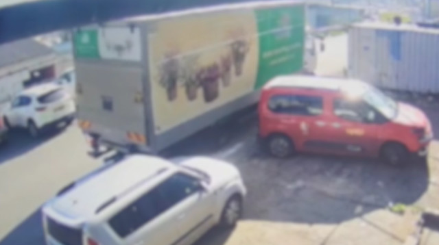 רגע גניבת המשאית מטבריה (צילום: דוברות המשטרה)