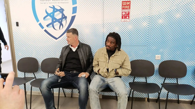 סטפן אומאונגה בני סכנין עם מונדר חלאיילה (צילום: מערכת וואלה, שלמה וייס)