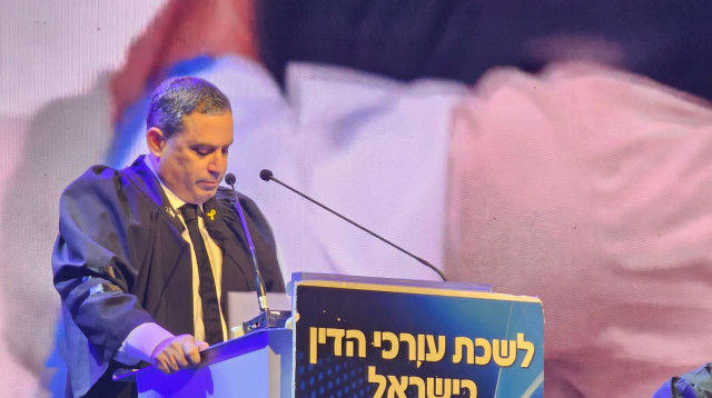 עמית בכר בטקס של לשכת עורכי הדין (צילום: אברהם בלוך)