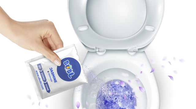 BUBL- שקיות המכילות אבקה אקולוגית לנטרול חיידקים, ריחות ורעשים בשירותים (צילום: זיו צימברג)