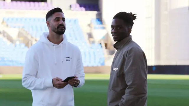 סטפן אומאונגה עם בירם כיאל (צילום: שלומי גבאי)