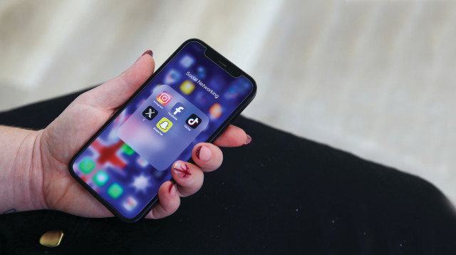 אפליקציות של רשתות חברתיות (צילום: Roni Bintang, Getty Images)