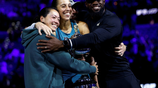 מדיסון קיז טניסאית אמריקאית, אלופת אוסטרליה 2025 עם הצוות שלה (צילום: רויטרס)