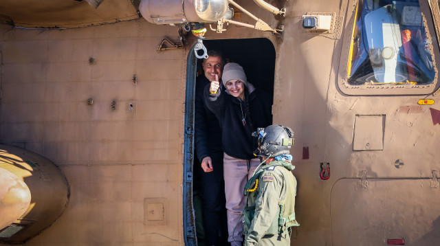 התצפיתנית החטופה דניאלה גלבוע עם שחרורה משבי חמאס (צילום: יוסי זמיר, פלאש 90)