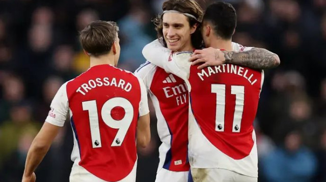 ארסנל חוגגת את שער היתרון של קלאפיורי (צילום: רויטרס)