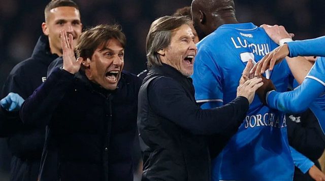 מאמן נאפולי, אנטוניו קונטה, חוגג עם רומלו לוקאקו (צילום: רויטרס)