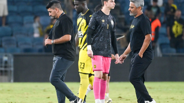 ברק יצחקי מאמן בית"ר ירושלים עם המנהל המקצועי אלמוג כהן (צילום: ברני ארדוב)