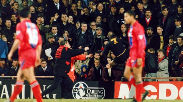 אריק קאנטונה עם הבעיטה המפורסמת לעבר אוהד קריסטל פאלאס (צילום: Steve Morton - EMPICS)