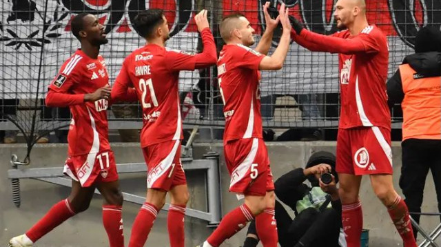 קיבל מתנה. לודוביק אז'ורק חוגג עם החברים (צילום: GettyImages, JEAN-FRANCOIS MONIER/AFP)