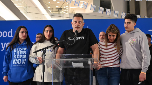 משפחתה של לירי אלבג ששבה מהשבי בהצהרה לתקשורת (צילום: מטה משפחות החטופים)