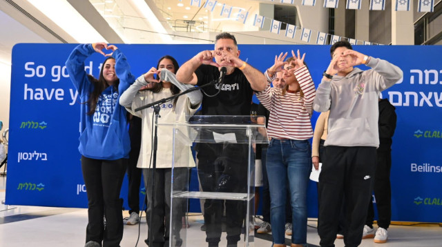 משפחתה של לירי אלבג: "הלב שלנו חצוי ביום שאני צריך לשמוח" (צילום: מטה משפחות החטופים)