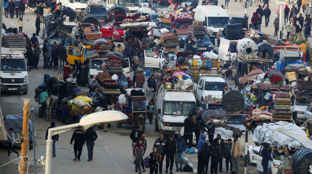 עזתים בציר נצרים (צילום: REUTERS/Hatem Khaled)