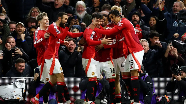 שחקני מנצ'סטר יונייטד חוגגים עם ליסנדרו מרטינס (צילום: רויטרס)