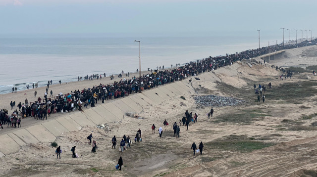 תושבי עזה בתנועה למסדרון נצרים (צילום: מג'די פתחי/TPS)