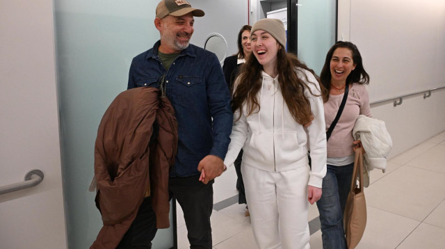 נעמה לוי עם משפחתה לאחר השחרור (צילום: חיים צח, לע"מ)